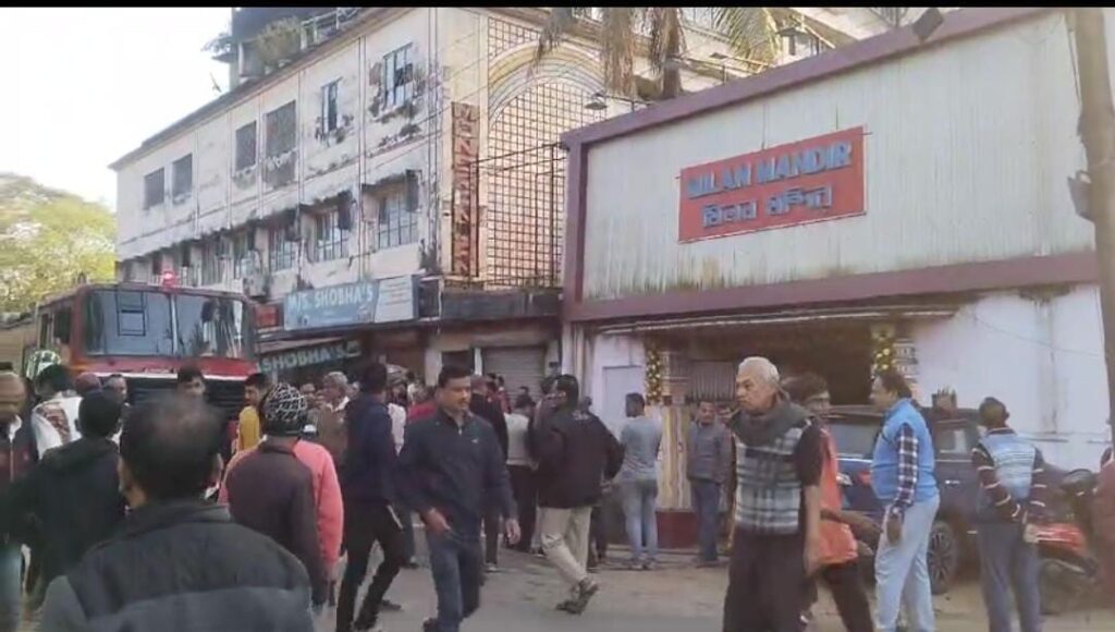 শিলচরের একটি গোডাউন ও বাসগৃহে বড় আকারের অগ্নিকাণ্ড নিয়ন্ত্রণে কাজ করছে দমকল বাহিনী।