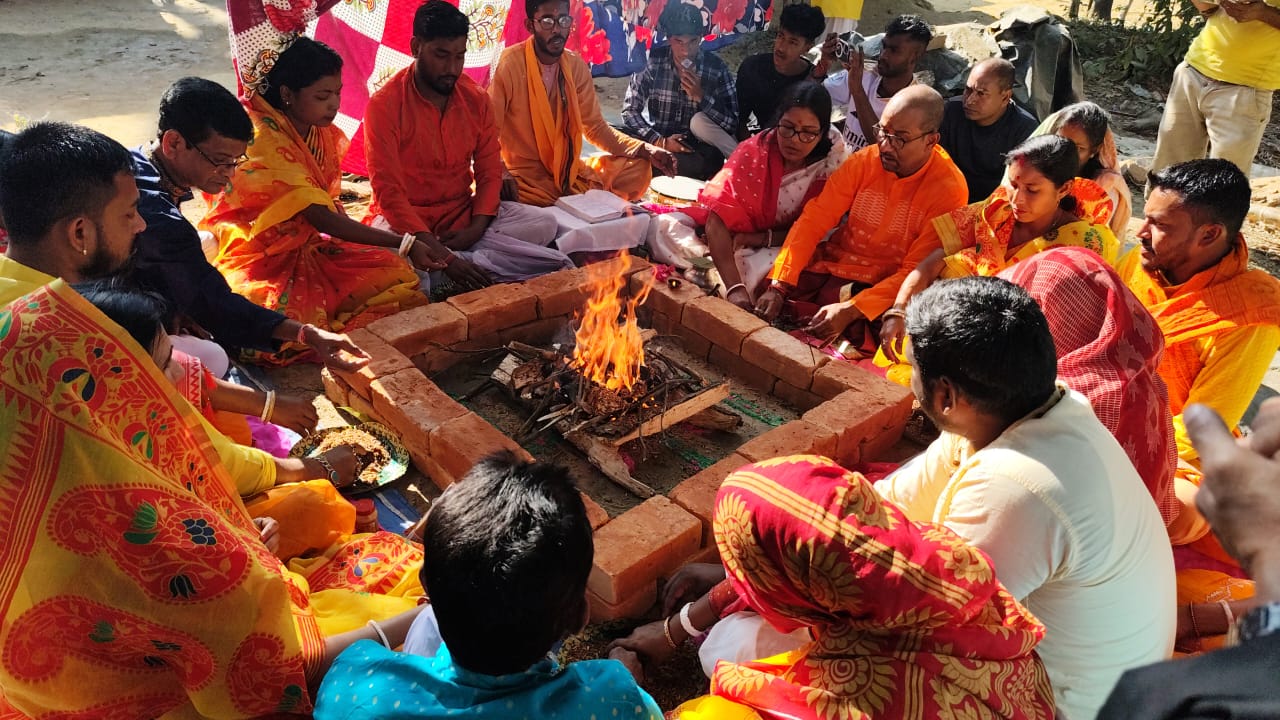 পাঁচগ্রাম রাধারাণী কলোনীতে দুদিনব্যাপী হরিনাম সংকীর্তনের সমাপ্তি, ভক্তদের অংশগ্রহণ।