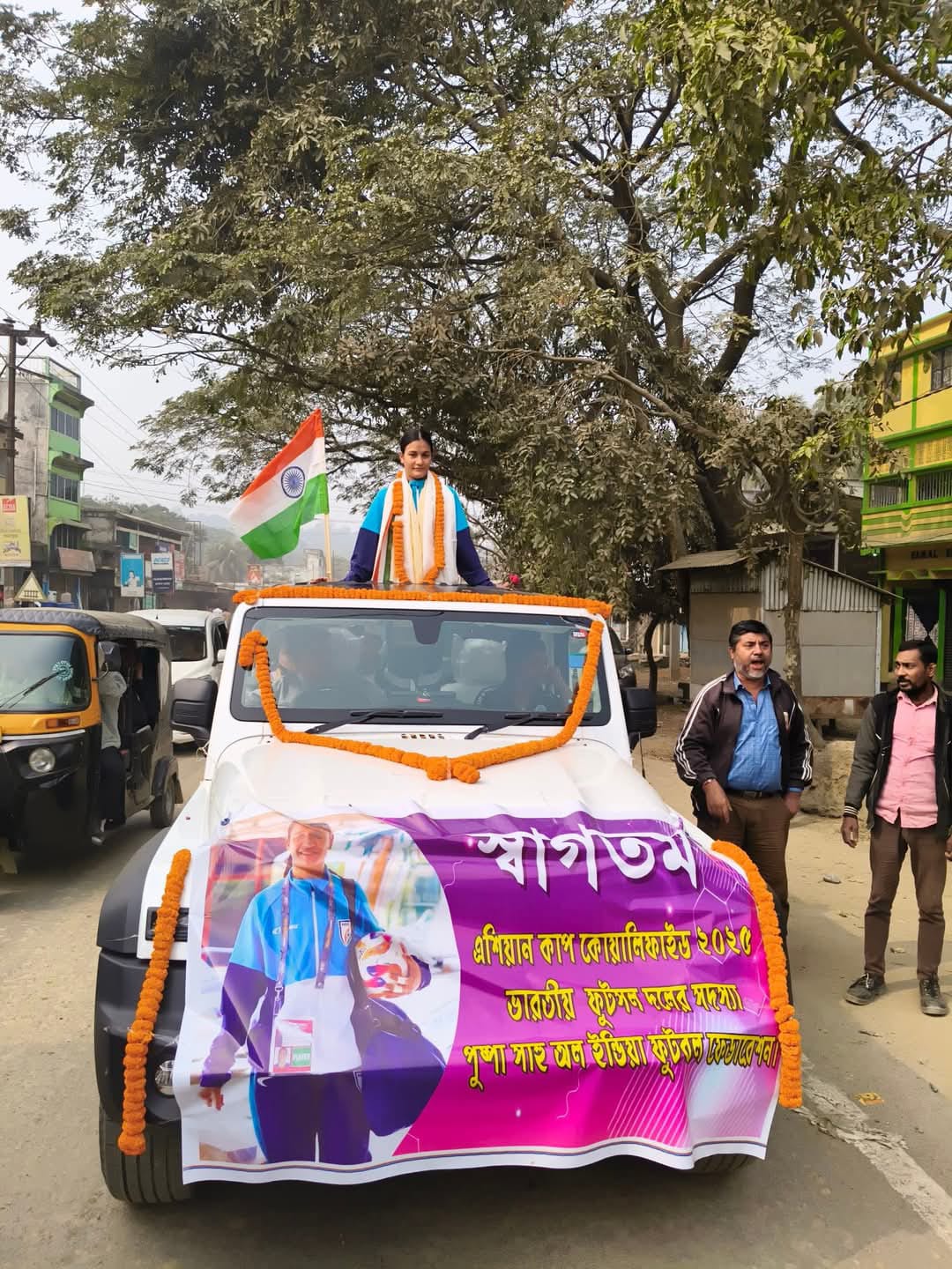 পুষ্পা শাহু একটি গাড়ির রোড শোতে অংশগ্রহণ করছেন