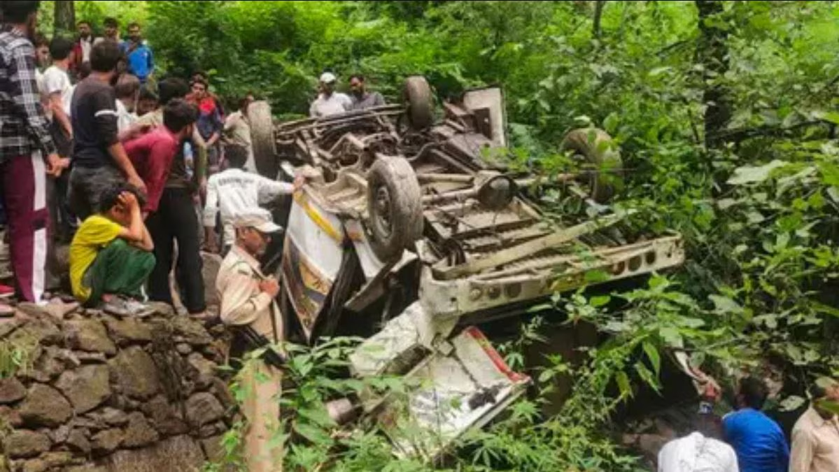 গাড়িতে গিজগিজ যাত্রী! নিয়ন্ত্রণ হারিয়ে সোজা খাদে, ভয়ংকর দুর্ঘটনায় আতঙ্কের সৃষ্টি