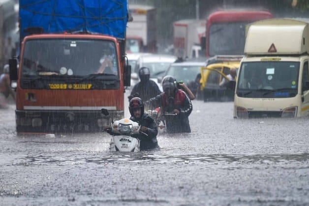 ভারতের মুম্বইতে টানা বৃষ্টি, বন্যা পরিস্থিতির ফলে মৃত্যু ০২!