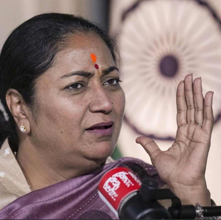 দিল্লি মুখ্যমন্ত্রীর বাসভবনে ঢুকে হামলা যুবকের! 