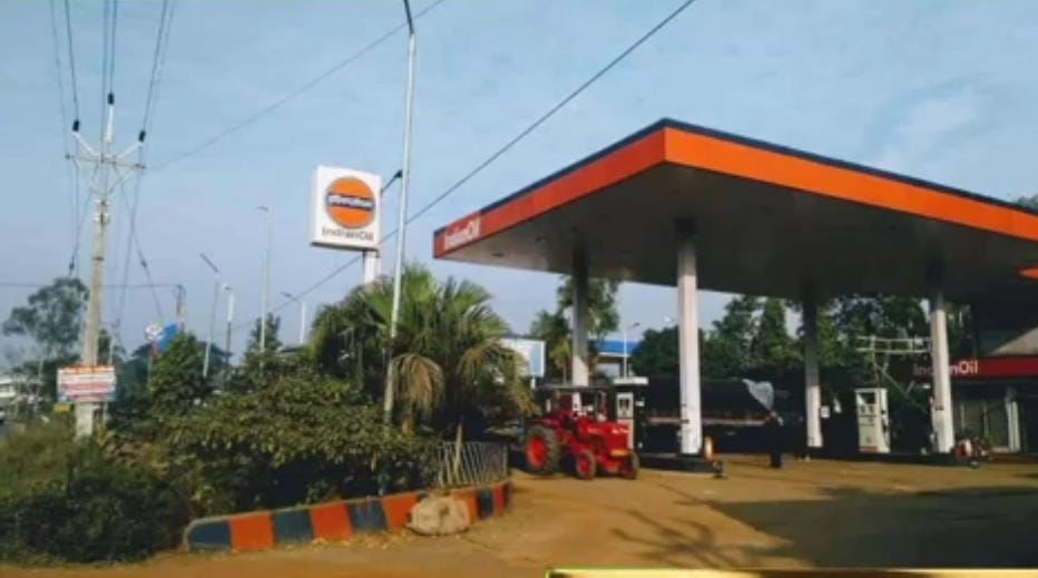 আয়নাখাল পেট্রোল পাম্পে জালিয়াতি! তেলের সঙ্গে জল মিশ্রণের অভিযোগ বিধায়ক নিজাম উদ্দিন চৌধুরীর