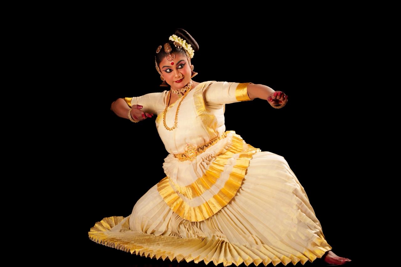 আইআইসি-তে মনোমুগ্ধকর মোহিনীয়ট্টম নৃত্য পরিবেশনা সম্পন্ন