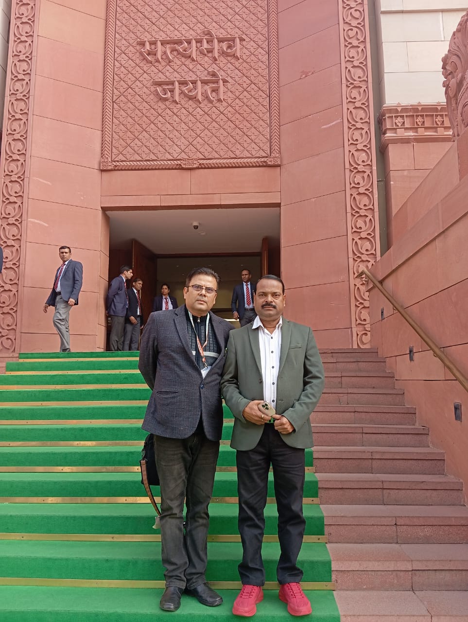 ‘যুব বিচিত্রা’-র পক্ষ থেকে সাংসদের সঙ্গে ইংরেজি নতুন বছরের অগ্রিম শুভেচ্ছা বিনিময়