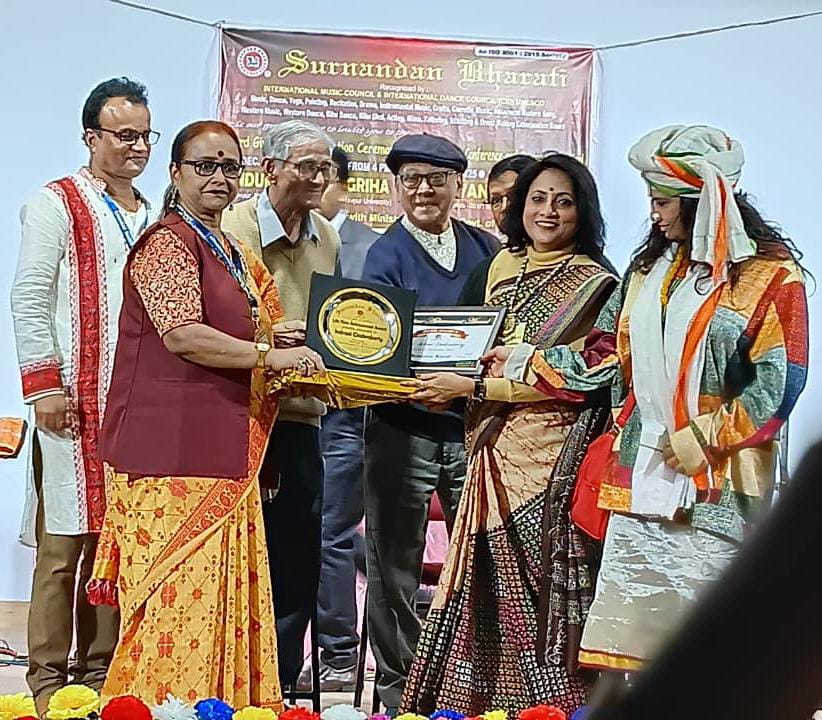 জীবনকৃতি সম্মানে আপ্লুত ইন্দ্রাণী, মঞ্চে ‘কবিতাই আমার জীবন’ বললেন ভাষণ দিতে গিয়ে