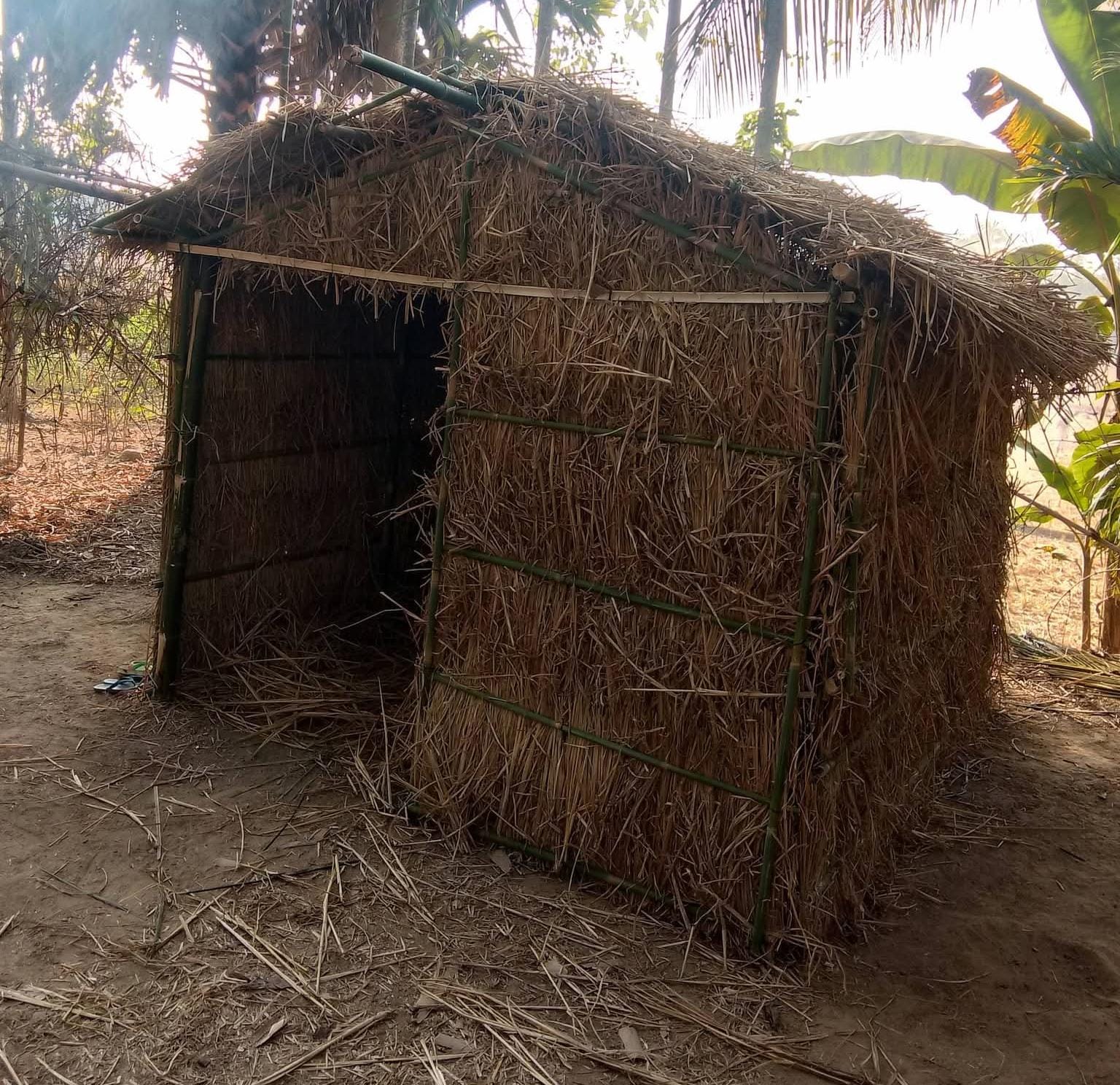 সংক্রান্তির আমেজ আর হারানো শৈশব! খড় দিয়ে বানানো ঐতিহ্যের ‘বুড়ির ঘর’