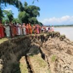 বরাক নদীর কালান্তর ভাঙনে পাঁচগ্রাম সন্তোষ নগরে আতঙ্কের পরিবেশ, নদীগর্ভে বিলীন চারটি বসতবাড়িভাঙন প্রতিরোধে মুখ্যমন্ত্রী ডঃ হিমন্ত বিশ্ব শর্মা র দৃষ্টি আকর্ষণ পাঁচগ্রাম সন্তোষ নগরের মানুষের